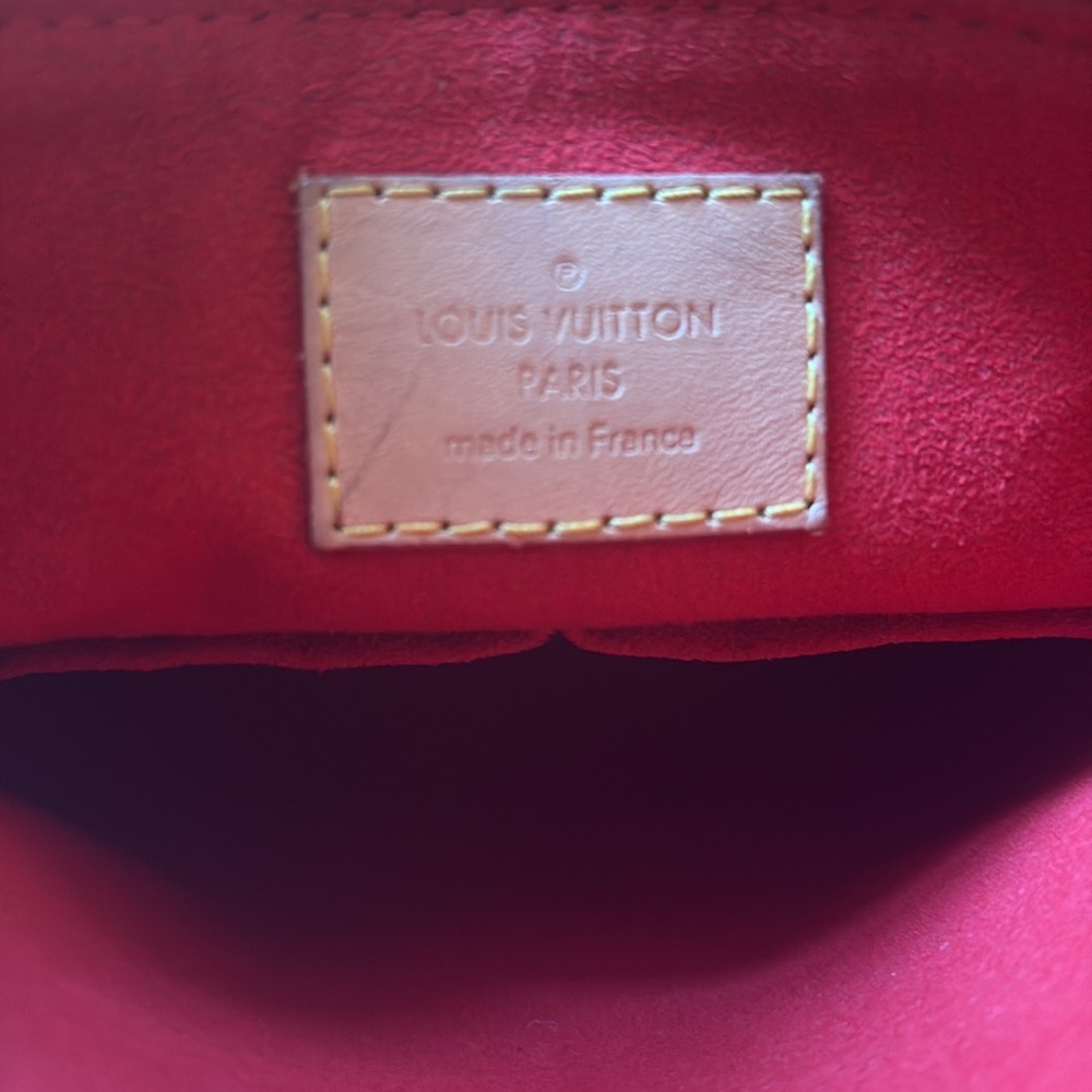 Louis Vuitton V Monogram - Picture 10 of 16